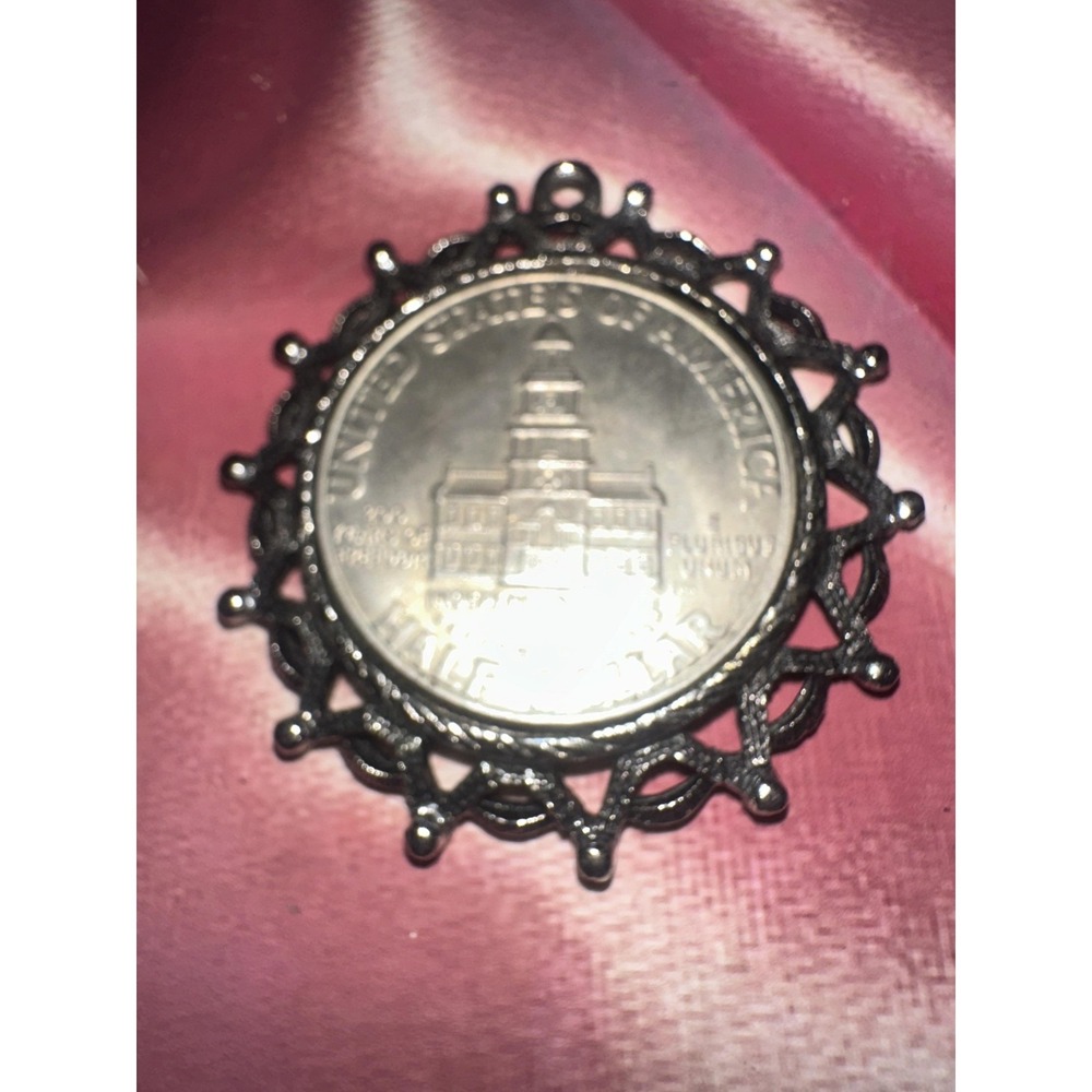 Vintage 1776-1976 Kennedy Half Dollar Coin Pendant Silver Tone Filigree‎ Bezel
